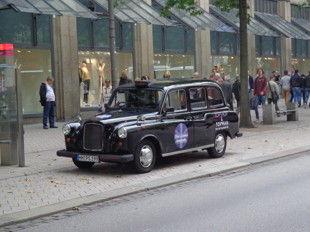 Ein Oldtimer , der in London als Taxi eingesetzt wird, von Karstadt steht hier in der Hamburger Mnckebergstrae. Gesehen am 13.09.13 