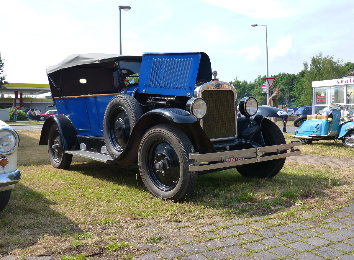 Ein Opel Oldtimer mir unbekannten Typs gesehen bei einem Oldtimer Treffen in Nordhausen 22.06.2018