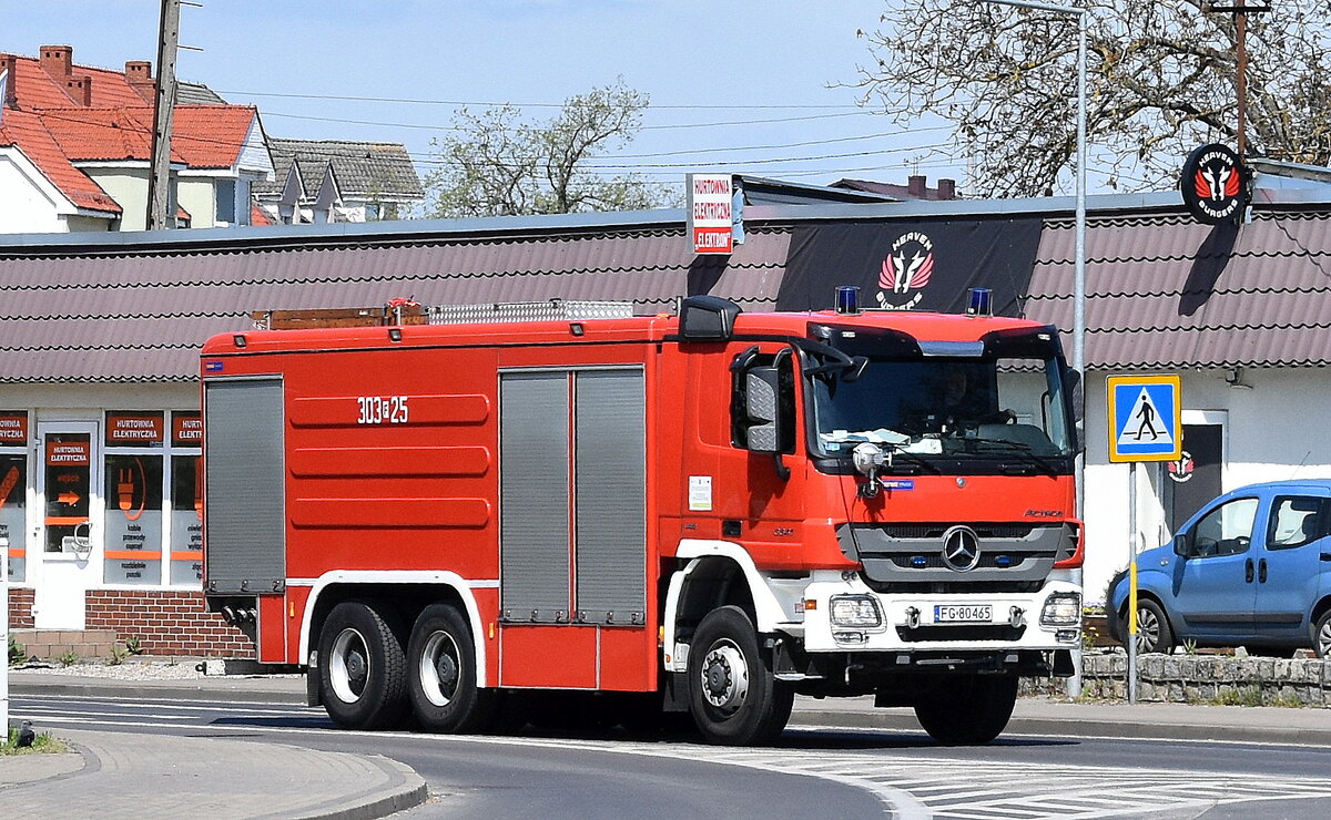 Ein polnisches Rüstfahrzeug (MB ACTROS) der Feuerwehr der Stadt Kostrzyn nad Odrą, 04.05.23 