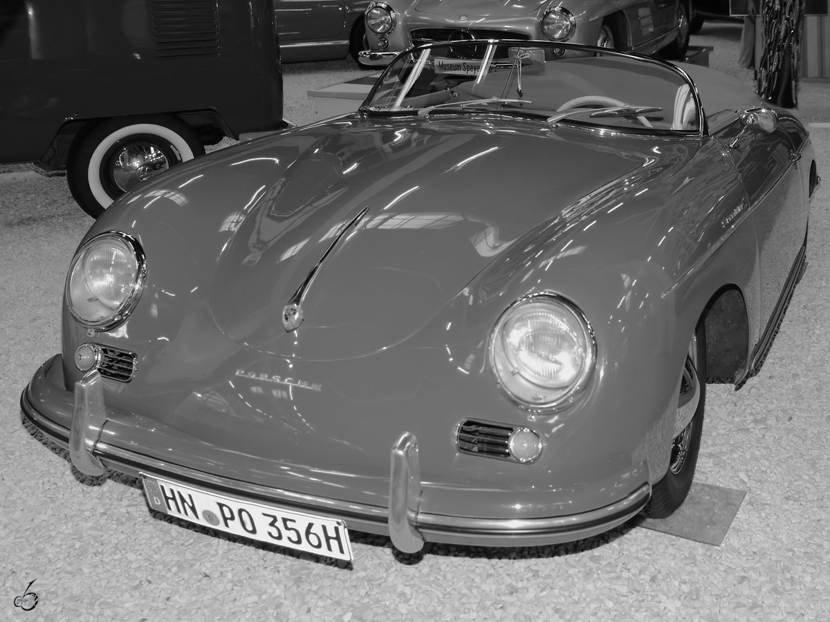 Ein Porsche 356 steht im Auto- und Technikmuseum Sinsheim. (Dezember 2014)