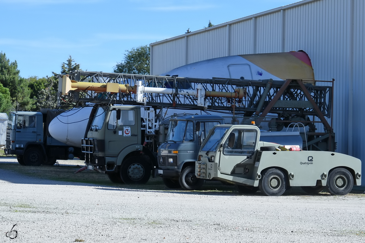 Ein Quatripole-Flugzeugschlepper führt eine Reihe interessanter Fahrzeuge an, welche im Museo del Aire in Cuatro Vientos ausgestellt sind. (November 2022)