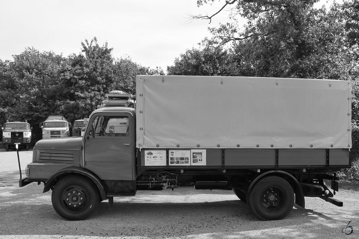 Ein S4000-1 Lastwagen stand im September 2018 auf einem Parkplatz bei Bad Frankenhausen.