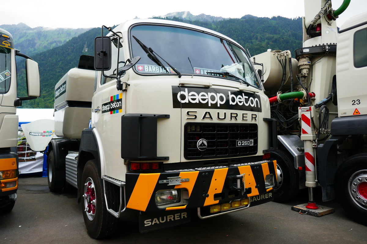 Ein Saurer von Daepp Beton am 26.6.16 beim Trucker Festival Interlaken.