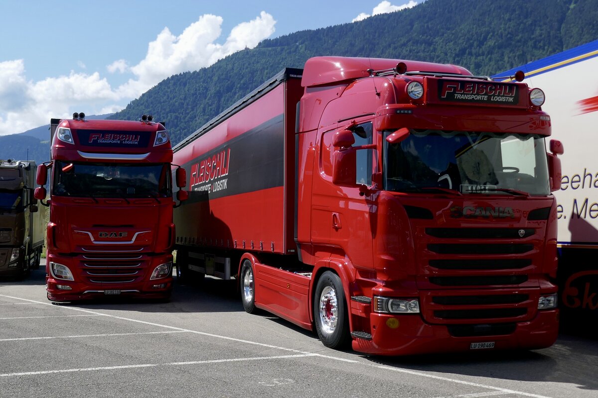 Ein Scania und DAF Sattelschlepper von Fleischli Transporte am 26.6.22 beim Trucker Festival Interlaken.