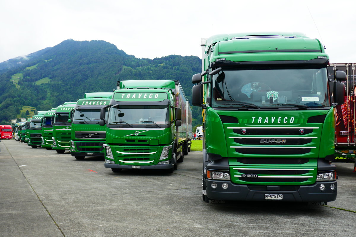 Ein Scania und mehrere Volvos von Traveco am 26.6.16 beim Trucker Festival Interlaken.