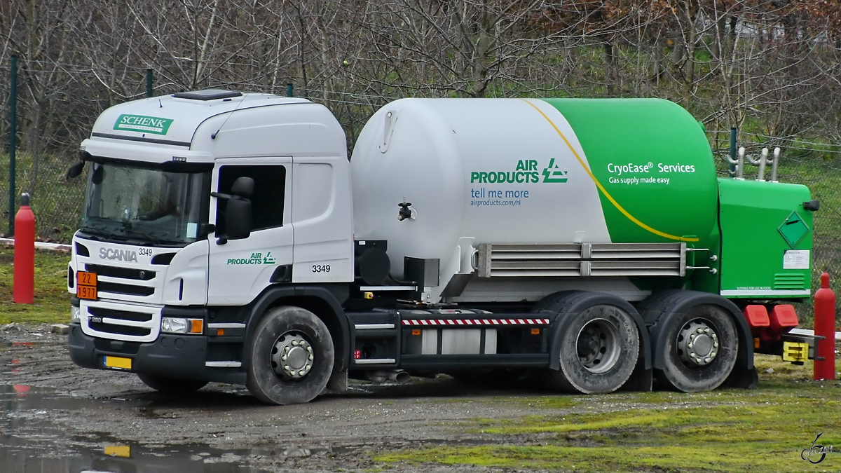 Ein Scania P240 LKW zum Transport von Industriegasen stand Anfang Dezember 2019 in Hattingen.