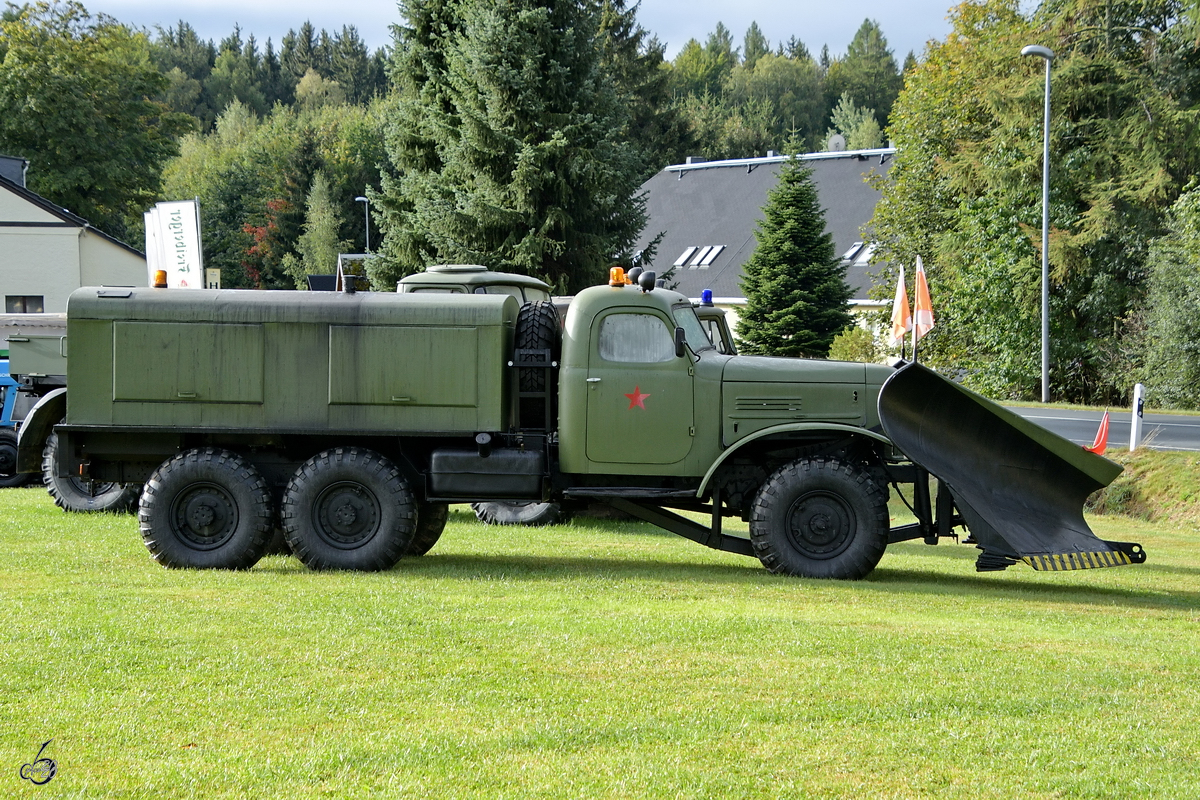 Ein Schneeräumfahrzeug Zil-157 Ende September 2020 in Mönchenfrei.