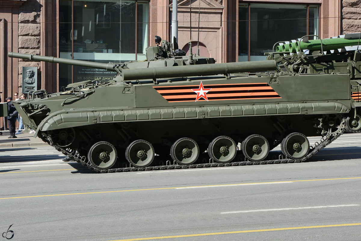 Ein Schützenpanzer BMP-3M wartet auf den Start der Generalprobe am 7.5.2016 für die Parade zum 71. Jahrestag des Siegs über Nazi-Deutschland im Zweiten Weltkrieg in Moskau.