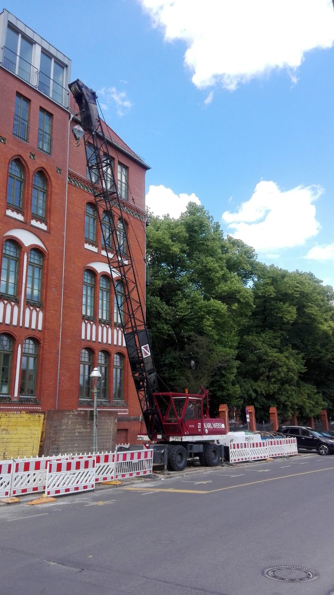 Ein Seilkran des Unternehmens Karl Weiss bei Bauarbeiten in Berlin. Aufgenommen am 06.06.2020.