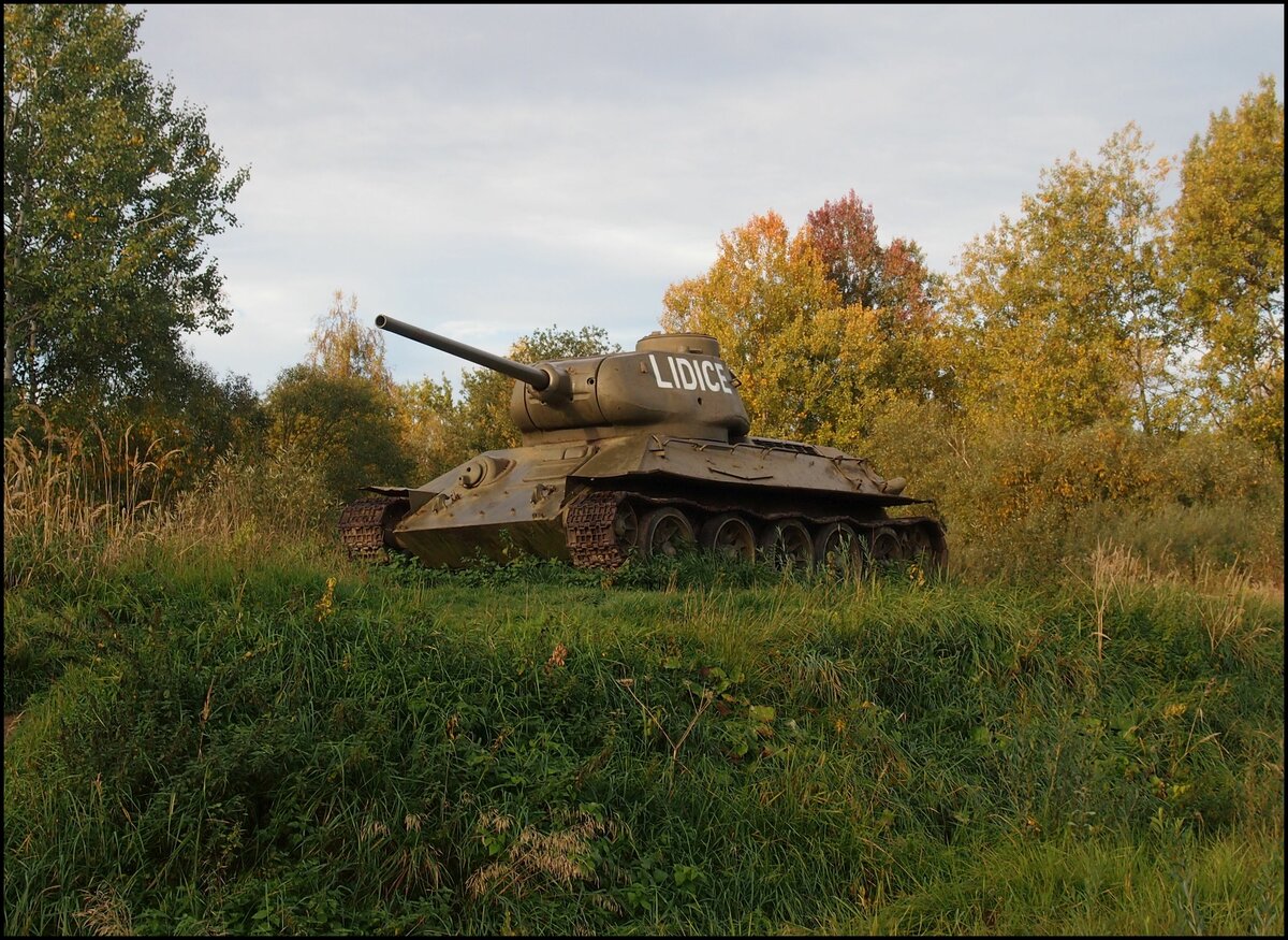 Ein sowjetischer mittlerer Kampfpanzer T-34/85 im Military Museum Rokycany am 16.10. 2022.