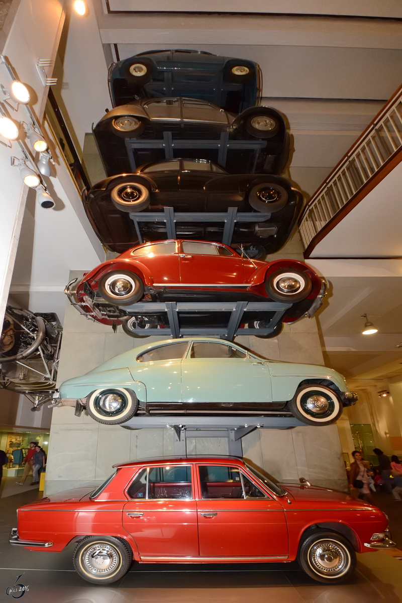 Ein Turm mit klassischen Autos im Museum of Science in London (September 2013)