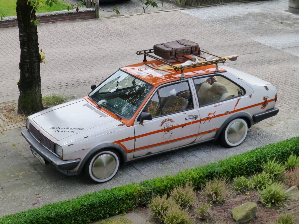 Ein Volkswagen, Modell Polo, Baujahr 1985. Das scheinbar ungepflegte Auto ist vom Besitzer bewusst so gestaltet worden. Der Wagen ist klarlackbeschichtet und die Roststellen sind gewollt anlegt worden. Der Dachtrger ist ganzjhrig bestckt.