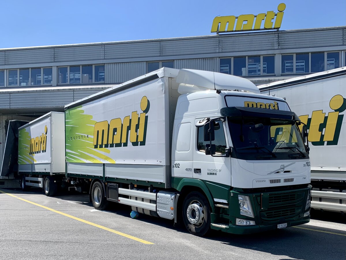 Ein Volvo FM Anhängerzug von Marti Logistik, betrieben durch Haldimann AG am 16.4.22 in Kallnach.