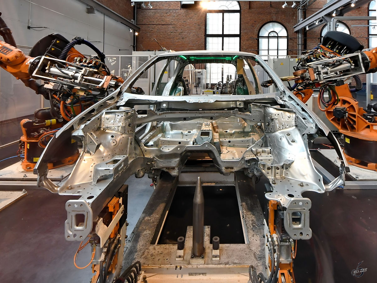 Ein VW Golf 6 entsteht, zumindest simuliert. (Sächsisches Industriemuseum Chemnitz, August 2018)