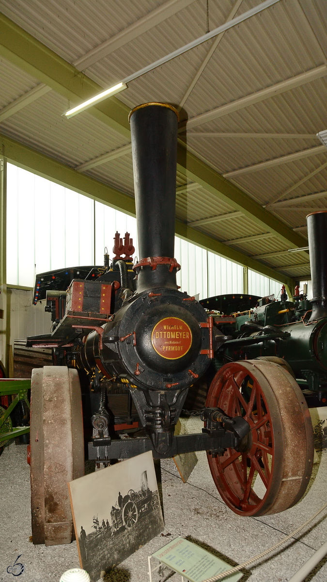 Eine 1918 bei Lanz gebaute Dampfstaßenwalze ist im Auto- und Technikmuseum Sinsheim zu sehen. (Dezember 2014)