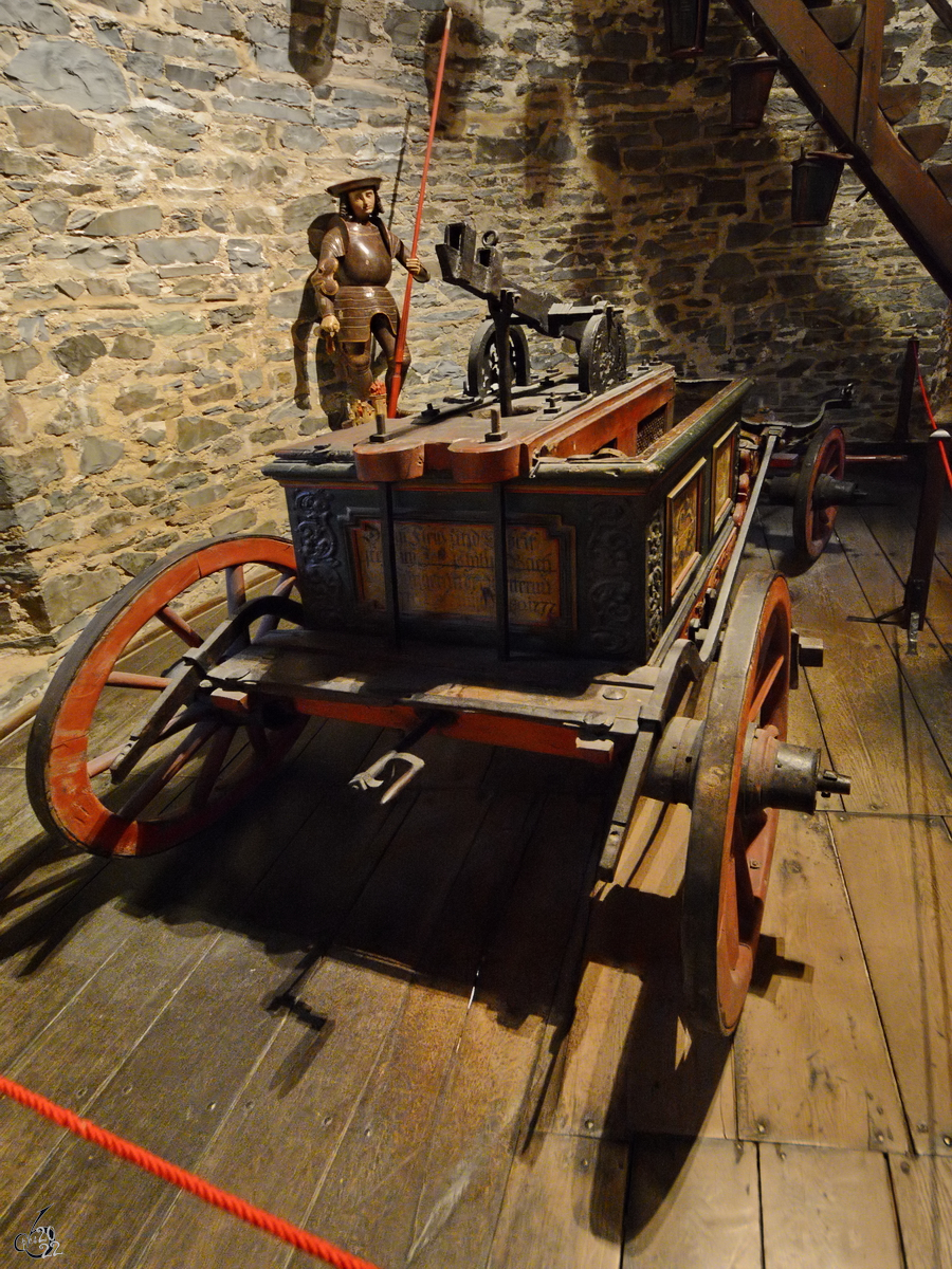 Eine alte Feuerwehrkutsche in der Burg Altena. (Februar 2014)