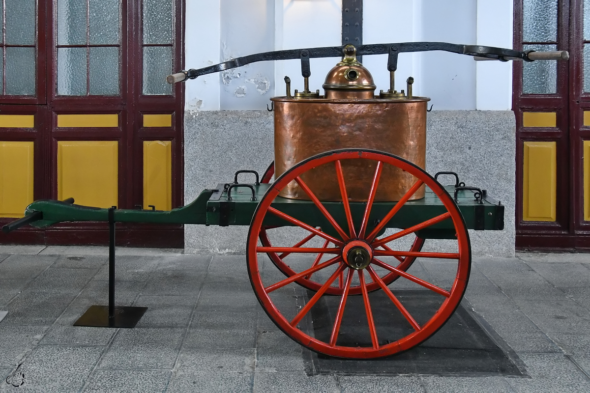 Eine historische Feuerwehrpumpe war Anfang November 2022 im Eisenbahnmuseum von Madrid zu sehen.