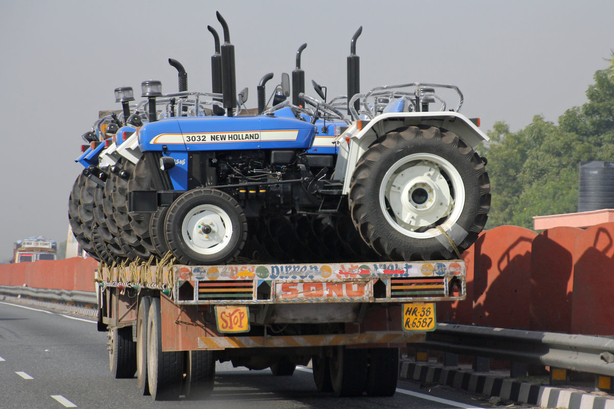 Eine Lieferung neuer Traktoren. New Holland 3032. 17.Februar 2017, Indien.