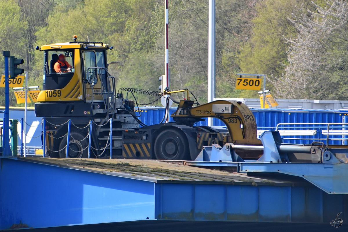 Eine Terminalzugmaschine von Terberg fährt gerade auf ein Fahrzeugfährschiff. (Travemünde, Mai 2023)