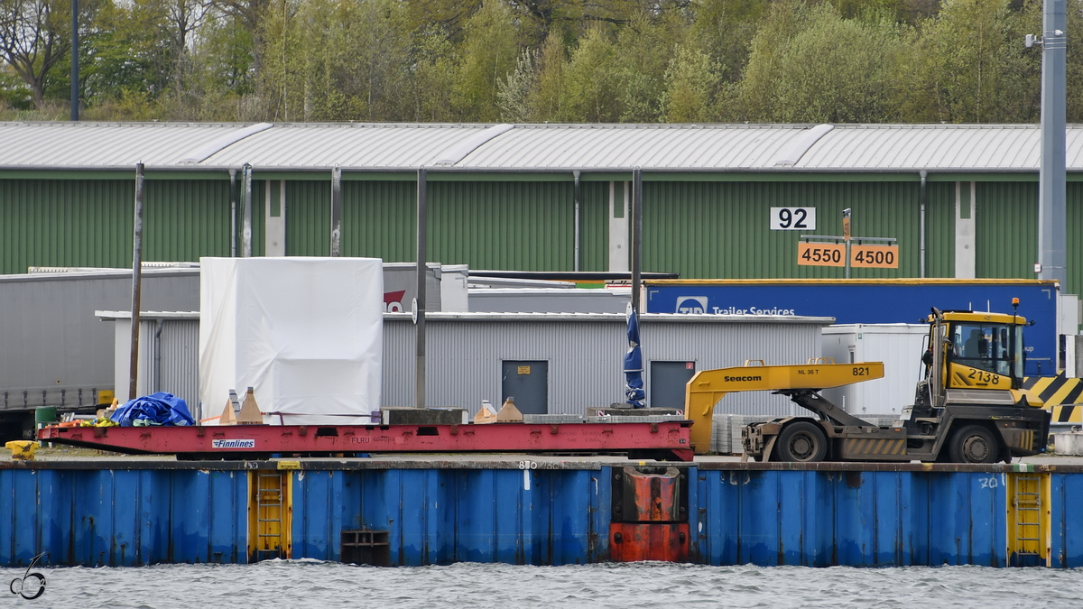Eine Terminalzugmaschine von Terberg ist hier mit einem leeren Anhänger am Travemünder Hafenkai zu sehen. (Mai 2023)