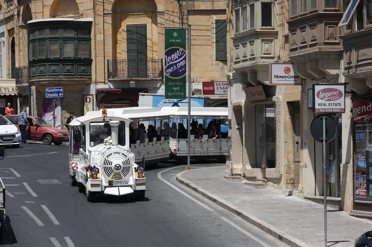 Eine der zahlreichen  Gummibahnen  auf Malta. In der Innenstadt von La Valletta 
war dieser weiße Fun Train am 15.05.2014 unterwegs.