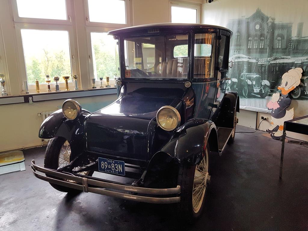 Eines der Prachtstücke des Automuseum Melle ist dieser Detroit Electric Brougham. Am 29.09.2021 hielt ich das seltene Exemplar im Bild fest. Das Fahrzeug verfügt übrigens nicht über ein Lenkrad sondern über eine Steuerstange!