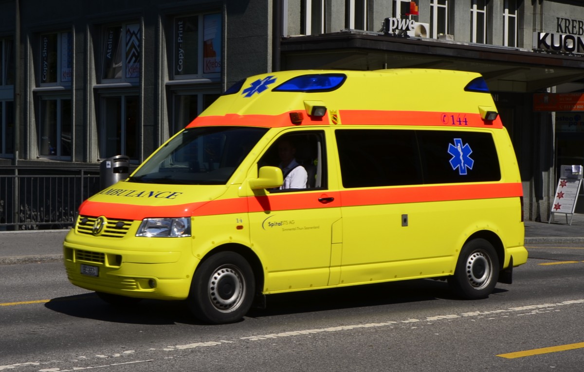 Einsatzfahrt mit einem VW T5 (4x4) des Rettungsdienstes  Spital STS AG  in Thun am 01.07.2013.
