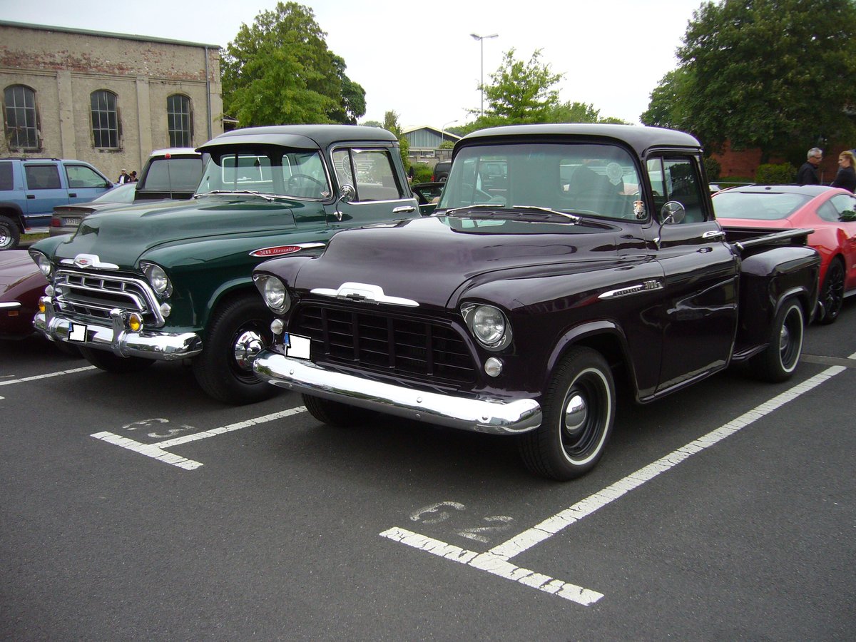 Einträchtig stehen hier ein Chevrolet 3100 Pichup aus dem Jahr 1956 und ein Chevrolet 3200 Pickup aus dem Modelljahr 1957 nebeneinander. Primers Run Krefeld am 10.05.2018.