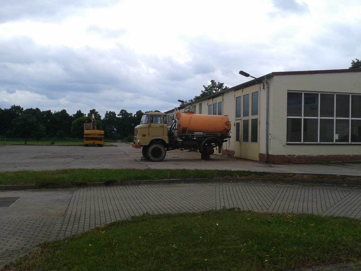 Etwas radlos steht der IFA W50 da in Nordhausen 30.06.2013. Aufnahme entstand vom Gelnde einer Tankstelle aus.