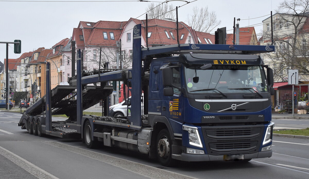 Europaweiter Fahrzeug Spediteur VYKOM, hier mit einem Fahrzeug aus Litauen, ein VOLVO FM 420 EURO5 PKW-Transporter am 24.01.23 Berlin Karlshorst.  
