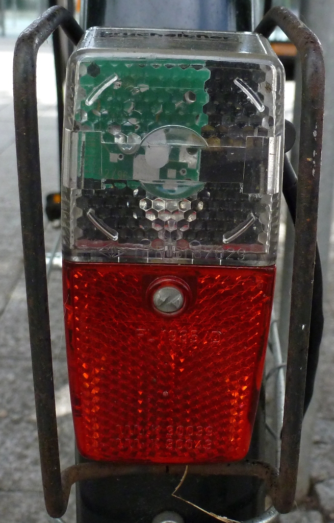 Fahrrad Rcklicht mit LED Standlicht und Rammschutz 09,06,2012