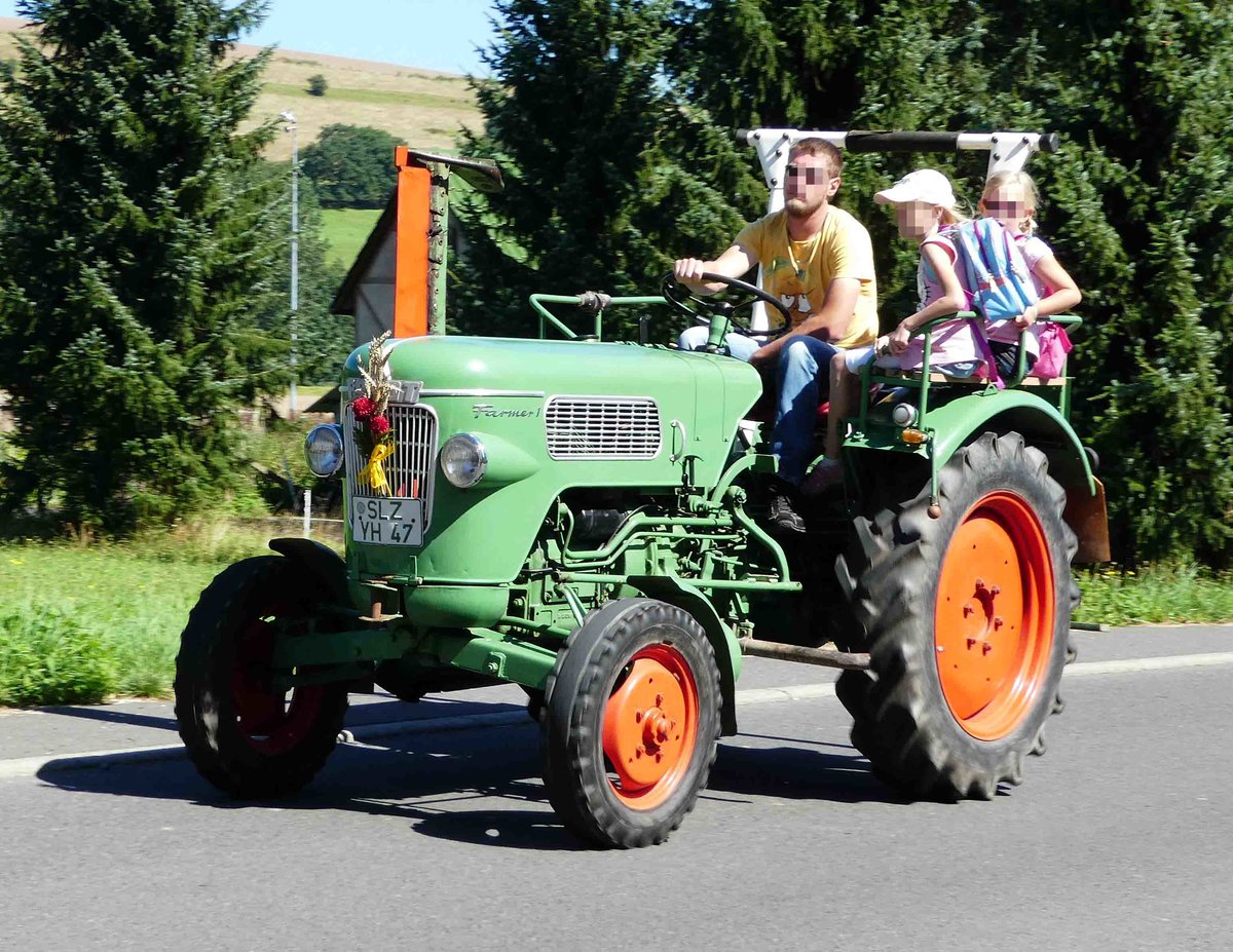 =Fendt Farmer 1 unterwegs beim Festzug anl. Pferdsdorfer Oldtimertag im August 2016