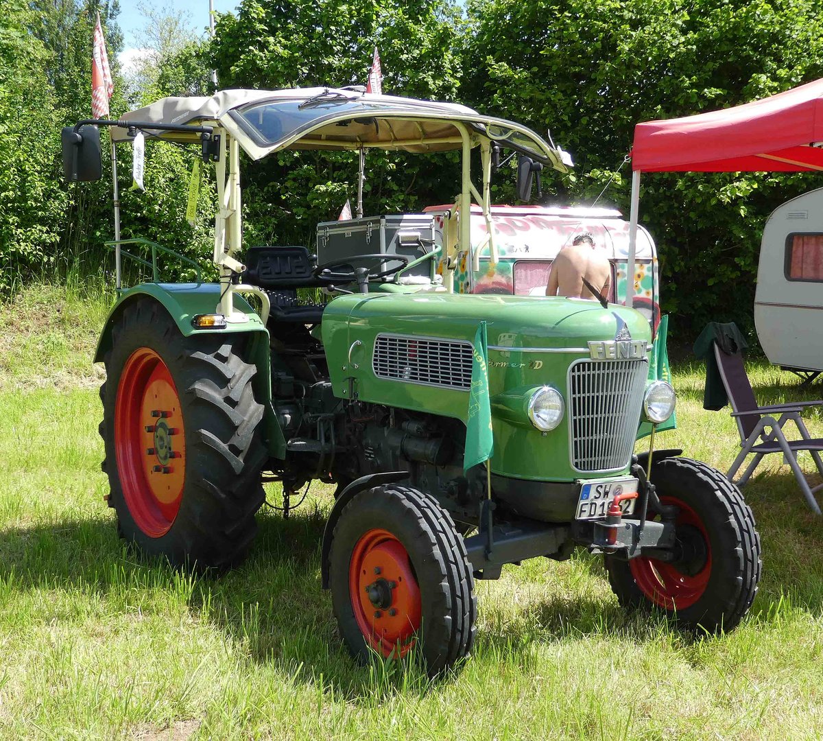 =Fendt Farmer 2 D steht bei der Traktorenaustellung der Fendt-Freunde Bad Bocklet im Juni 2019