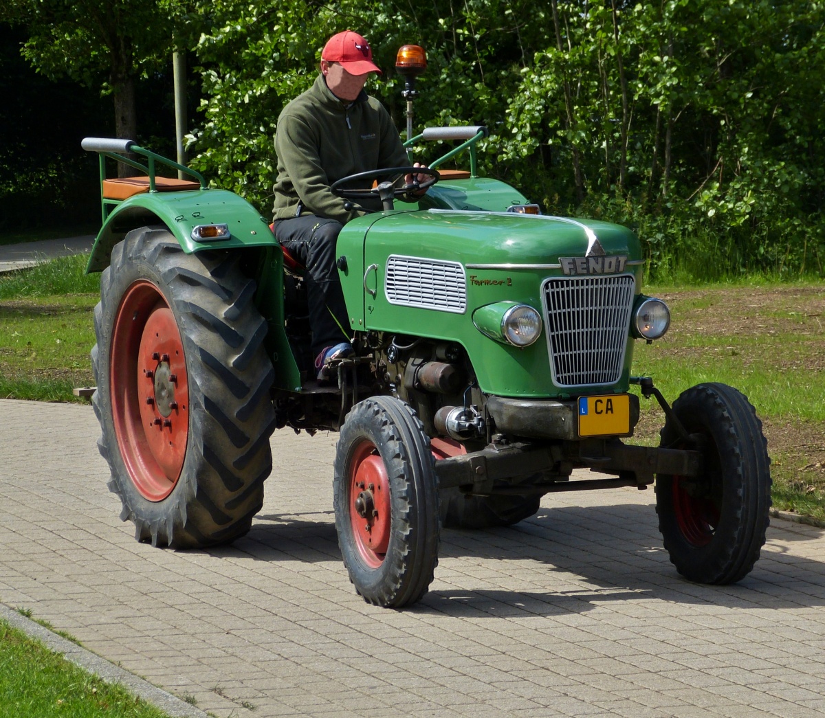Fendt Farmer 2, hat die Rundfahrt in der Nhe von Wintger beim Oltimertreffen geschafft. 29.05.2022   