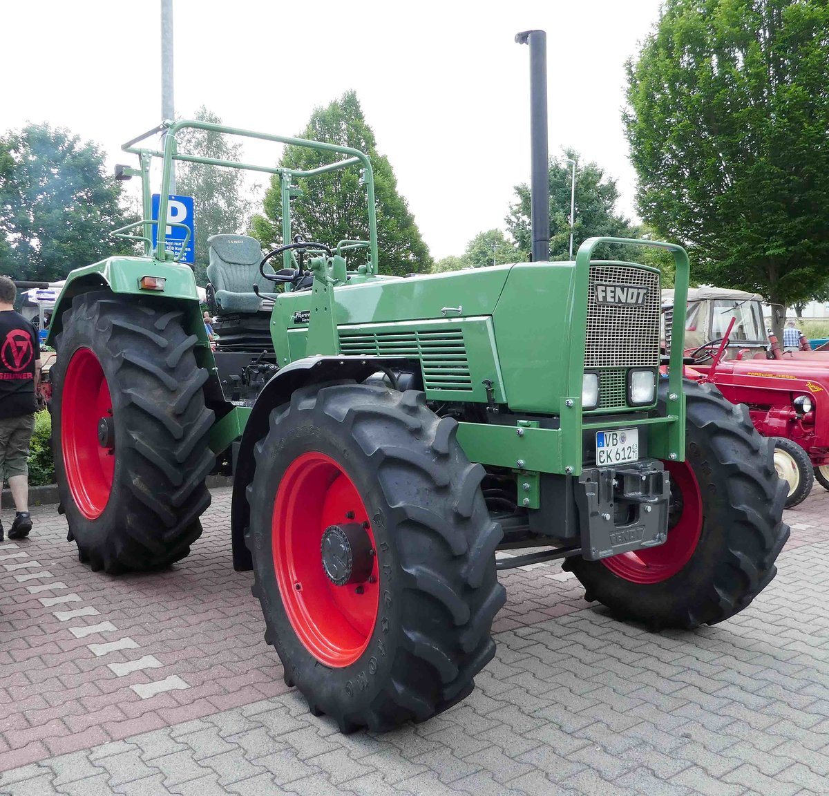 =Fendt Farmer steht bei der Traktorenausstellung  Ahle Bulldogge us Angeschbach oh Lannehuse  in Angersbach im Juni 2018