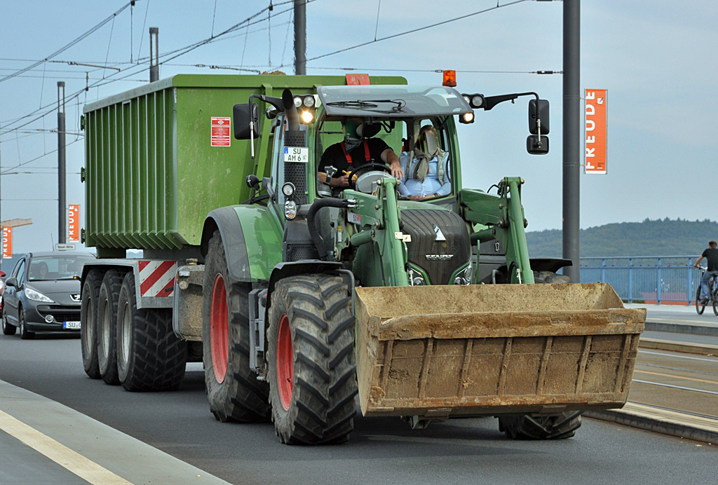 Fendt Traktor mit 3-achs-Hnger auf der Kennedybrcke in Bonn - 28.09.2013