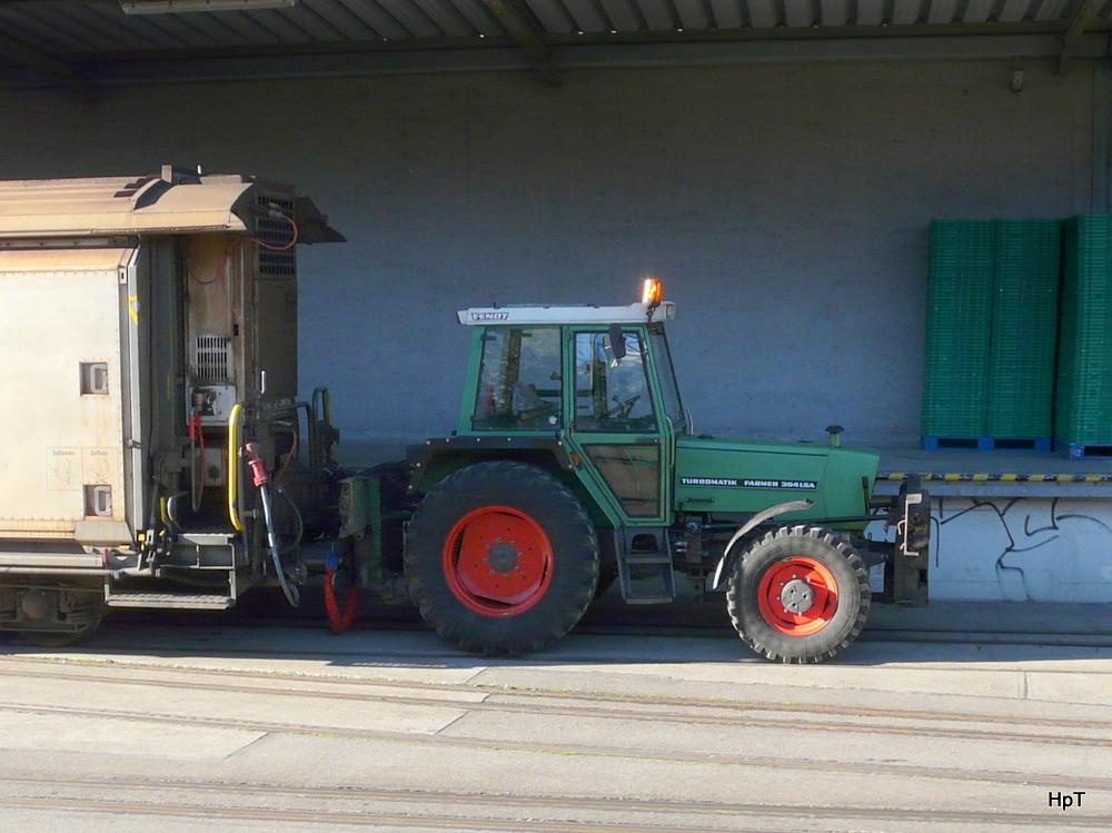 Fendt Tuorbomaik Farmer 304 LSA als Rangierfahrzug fr RhB Gterwagen im Industriegelnde Landquart Ried am 18.10.2013
