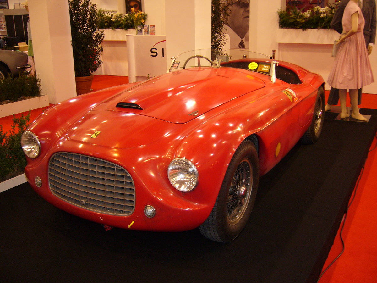 Ferrari 166 MM. 1948 - 1953. Der 166 wurde 1948 auf dem Turiner Autosalon vorgestellt. Die Version MM (steht für Mille Miglia) sollte ambitionierten Privatfahrern die Möglichkeit geben an Rennen teilzunehmen. Der V12-motor hat einen Hubraum von 1995 cm³ und leistet 160 PS. Essen Motor Show am 30.11.2016.