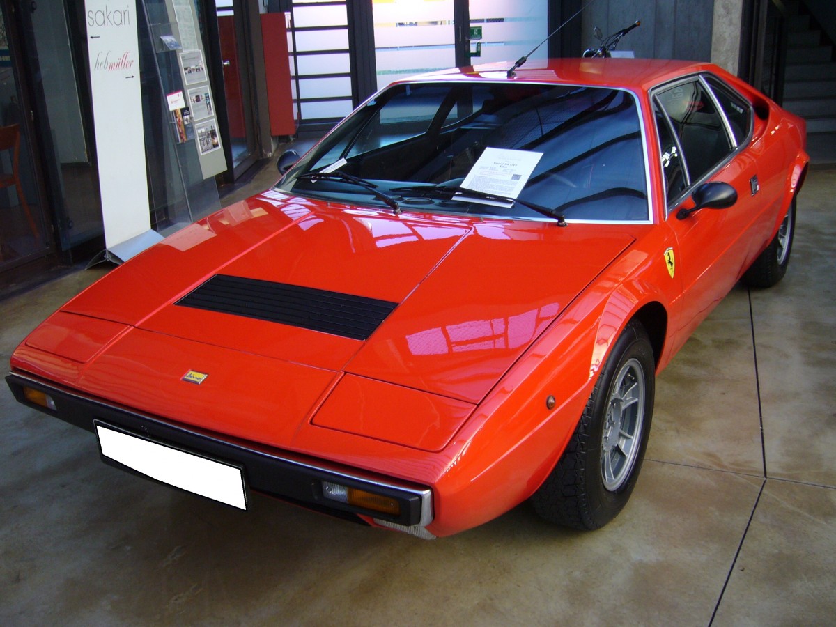 Ferrari 308 GT4 Dino. 1974 - 1980. Der viersitzige Mittelmotorsportwagen wurde im September 1973 auf dem Pariser Autosalon vorgestellt. Ab April 1974 gelangten die ersten, des ca. 6000 mal produzierten Wagens in den Verkauf. Der V8-motor leistet aus 2926 cm³ Hubraum 255 PS. Classic Remise Düsseldorf am 19.12.2015.