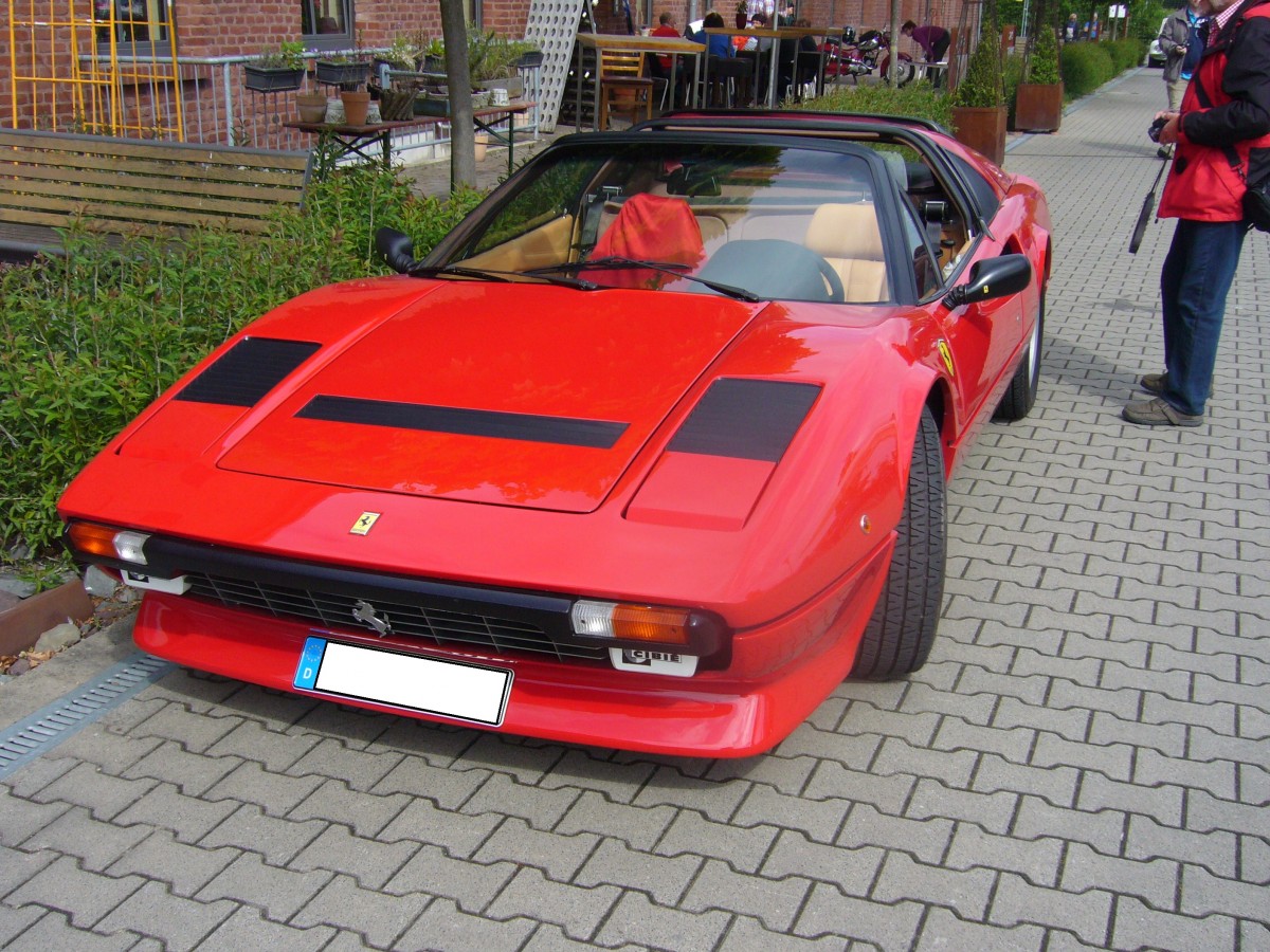 Ferrari 308 GTSi Quattrovalvole. 1982 - 1985. Der Ferrari 308 wurde bereits 1975 vorgestellt. Die Quattrovalvole-Modelle (Vierventiler), waren die letzte  Ausbaustufe  des 308. Der V8-motor leistet 240 PS aus 2926 cm³ Hubraum. Prinz-Friedrich-Oldtimertreffen am 17.05.2015 in Essen Kupferdreh. 