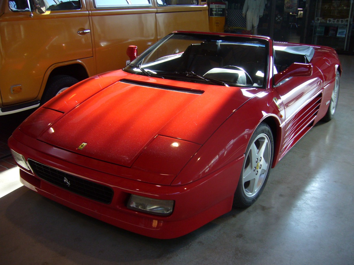 Ferrari 348 Spyder. 1993 - 1995. Während seiner dreijährigen Produktionszeit wurden ca. 1.100 Spyder produziert. Der V8-motor mit 3.405 cm³ Hubraum leistet 320 PS. Classic Remise Düsseldorf am 02.03.2014.