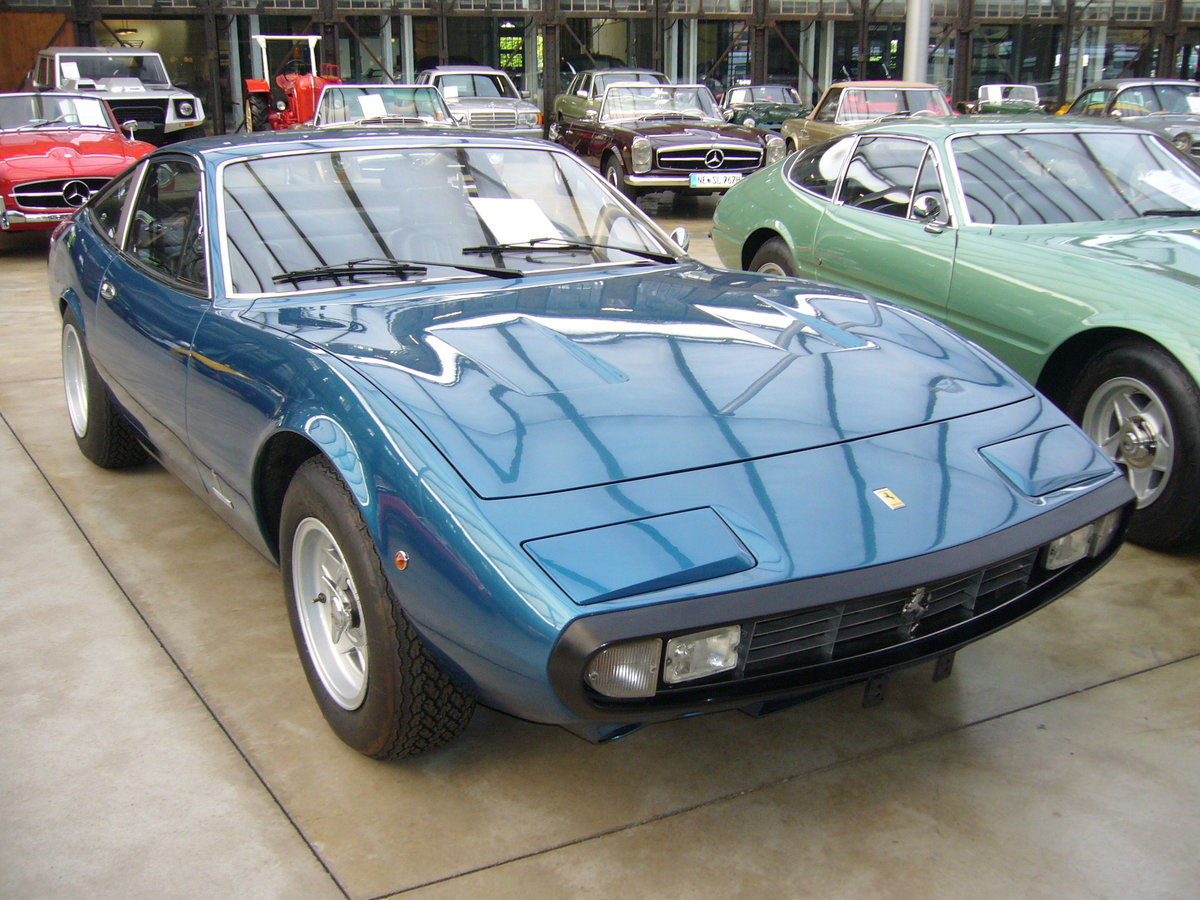 Ferrari 365 GTC/4. 1971 - 1973. Von diesem Coupe mit zweiter Sitzreihe wurden lediglich 505 Exemplare gefertigt. Der abgelichtete Wagen ist im Farbton blu metallizato lackiert und entstammt dem Modelljahr 1972. Der V12-motor hat einen Hubraum von 4390 cm3nd leistet 340 PS. Die Höchstgeschwindigkeit liegt bei 260 km/h. Classic Remise Düsseldorf am 22.06.2017.