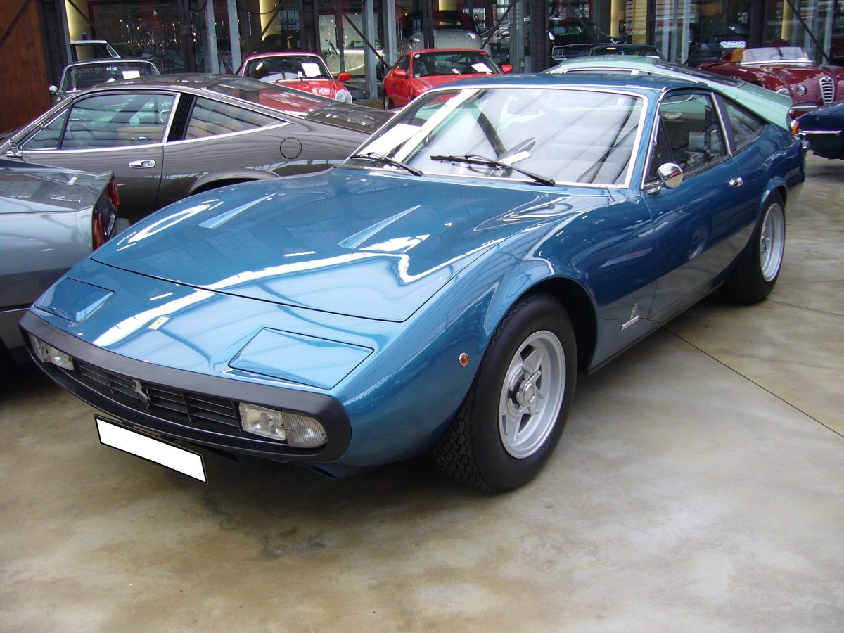 Ferrari 365 GTC/4. 1971 - 1973. Von diesem Coupe mit zweiter Sitzreihe wurden lediglich 505 Exemplare gefertigt. Der abgelichtete Wagen ist im Farbton blu metallizato lackiert und entstammt dem Modelljahr 1972. Der V12-motor hat einen Hubraum von 4390 cm3nd leistet 340 PS. Die Höchstgeschwindigkeit liegt bei 260 km/h. Classic Remise Düsseldorf am 19.12.2017.