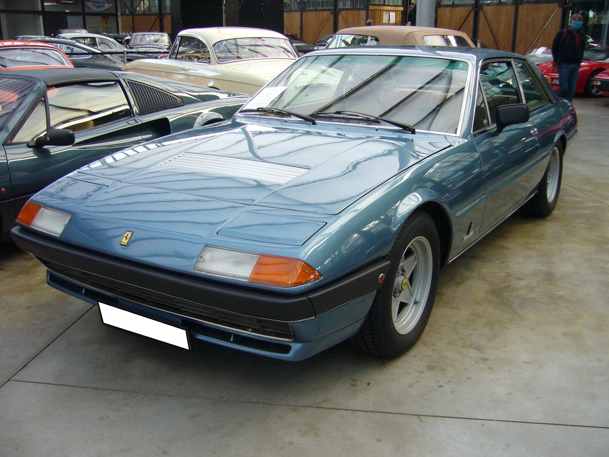 Ferrari 400i Automatic, gebaut von 1979 bis 1985. Der V12-Motor hat einen Hubraum von 4823 cm³ und leistet 310 PS. Von diesem Modell wurden 1.305 Einheiten produziert. Davon waren ca. 2/3 der Autos mit der erstmals bei Ferrari lieferbaren Getriebeautomatik ausgestattet. Classic Remise Düsseldorf am 31.10.2020.