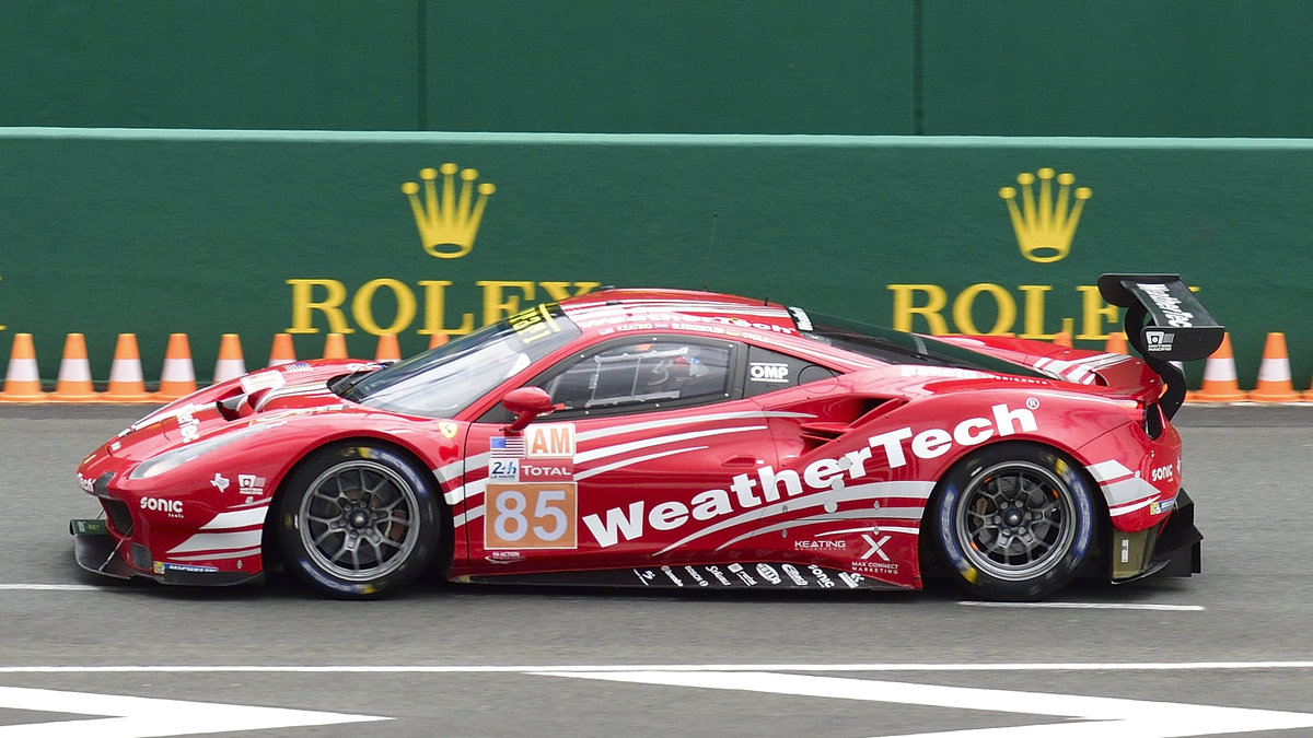 Ferrari 488 GTE (Motor Ferrari F154CB 3.9L Turbo V8), LMGTE AM Nr.85, Keating Motorsports  , Fahrer: Ben Keating, Jeroen Bleekemolen & Luca Stolz. 28. in der Gesamtwertung mit 334 Runden. Hier am 16.Juni 2018 auf dem Weg zur Startaufstellung der 86. 24-Stunden-Rennen von Le Mans