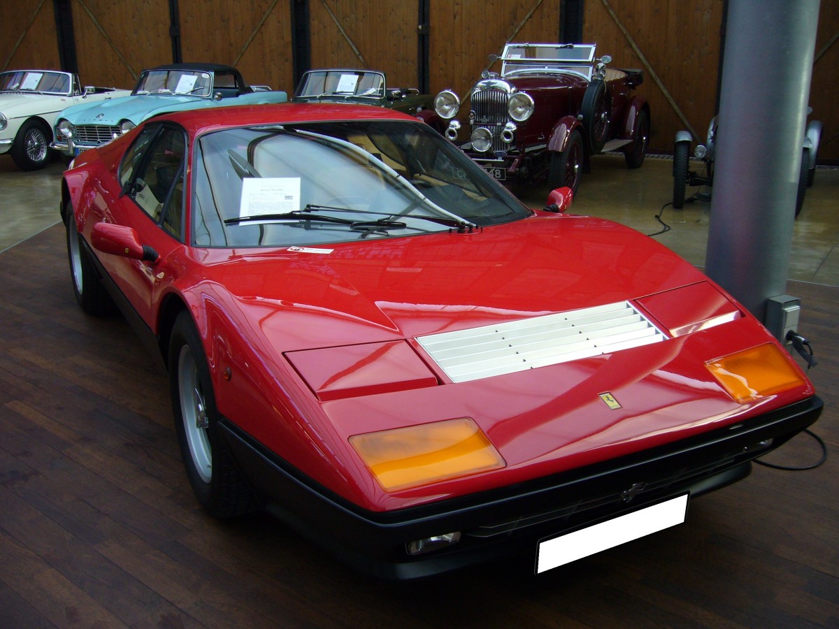 Ferrari 512 BBi. 1981 - 1984. Der BBi basierte auf dem bereits 1976 vorgestellten 512. Der als Mittelmotor verbaute V12-motor leistet 340 PS aus 4943 cm³ Hubraum. Clasic Remise Düsseldorf am 31.10.2015.