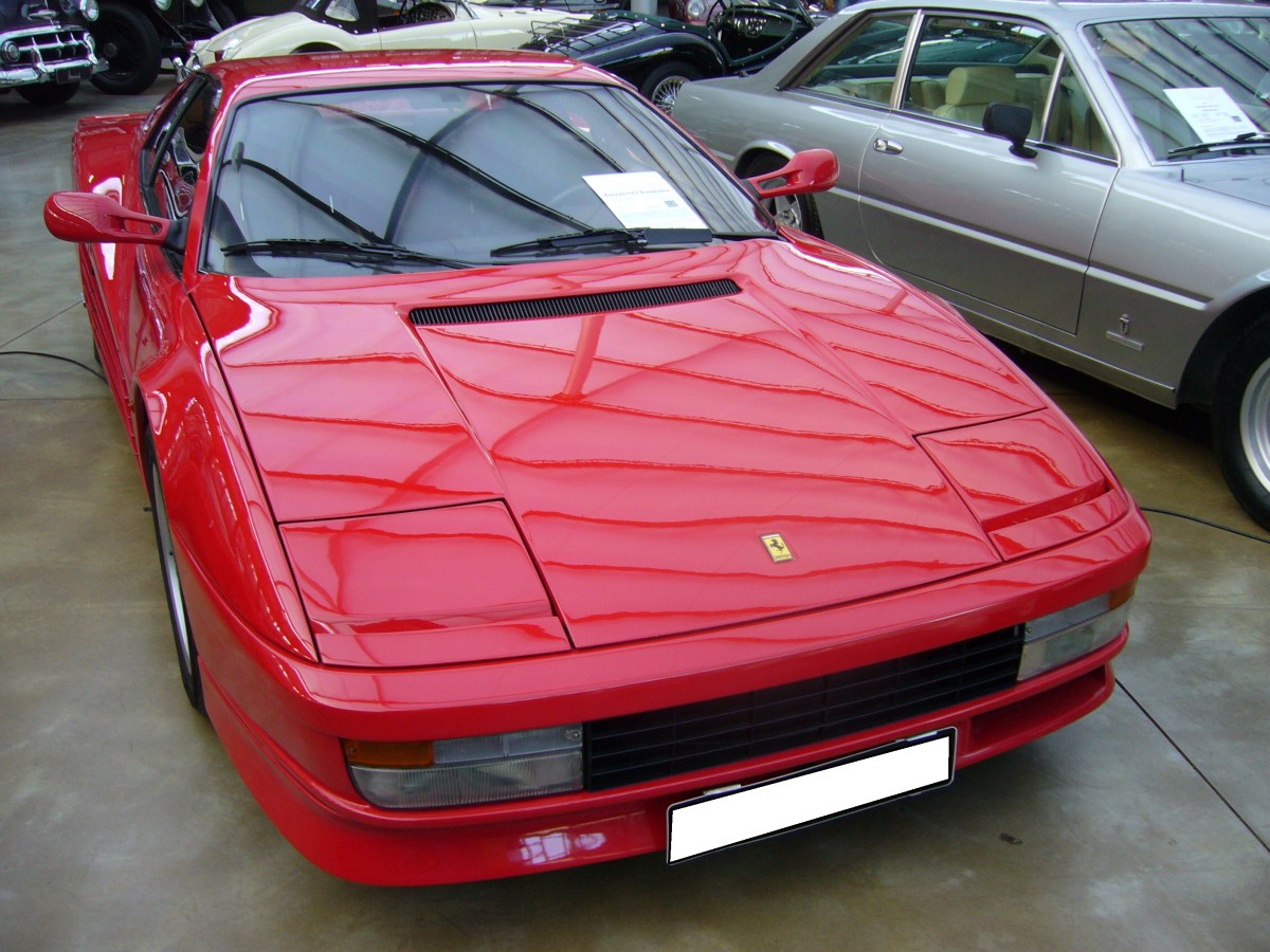 Ferrari 512 Testarossa. 1984 - 1994. Der abgelichtete  Rotschopf  entstammt dem Baujahr 1989 und ist mit einem 4.943 cm³ V12-motor ausgerüstet, der 390 PS leistet. Classic Remise Düsseldorf am 02.03.2014.