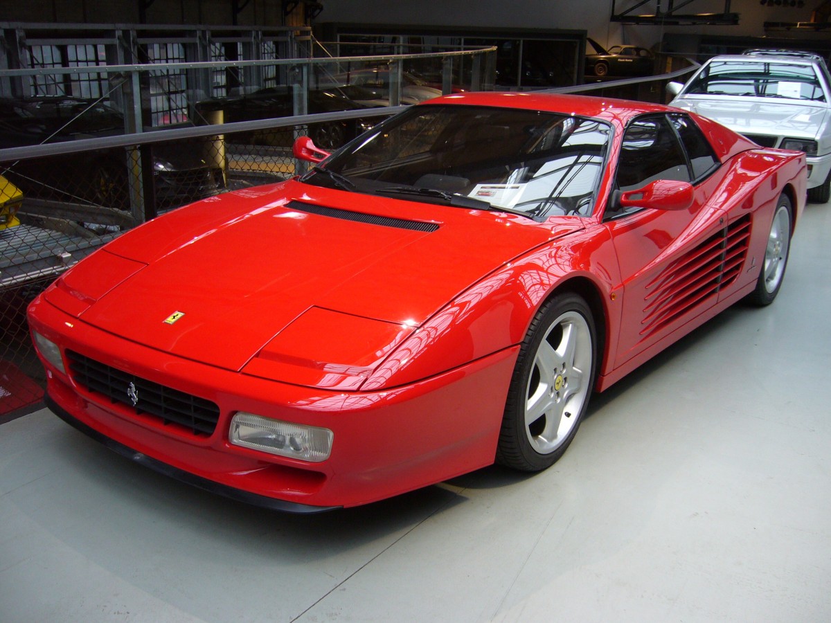Ferrari 512 TR. 1991 - 1994. Der 512 TR ist ein überarbeiteter Testarossa, der bereits ab 1984 in Maranello produziert wurde. Der V12-motor leistet im 512 TR 428 PS aus 4943 cm³ Hubraum. Classic Remise Düsseldorf am 30.01.2016.