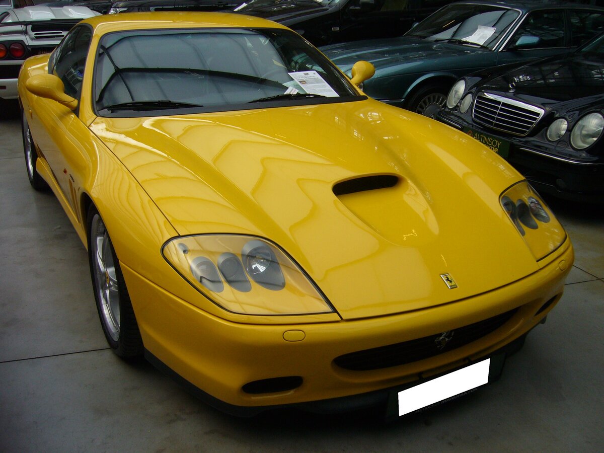 Ferrari 575 M, das M steht für den Produktionsort Maranello. Produziert wurde dieser Sportwagen in den Jahren von 2002 bis 2006. Dieses Coupe wird von einem V12-Motor mit einem Hubraum von 5748 cm³ angetrieben. Dieser  Zwölfender  leistet 515 PS und verhilft dem Wagen zu einer Höchstgeschwindigkeit von 325 km/h., das M steht für den Produktionsort Maranello. Produziert wurde dieser Sportwagen in den Jahren von 2002 bis 2006. Dieses Coupe wird von einem V12-Motor mit einem Hubraum von 5748 cm³ angetrieben. Dieser  Zwölfender  leistet 515 PS und verhilft dem Wagen zu einer Höchstgeschwindigkeit von 325 km/h. Classic Remise Düsseldorf am 26.05.2022.