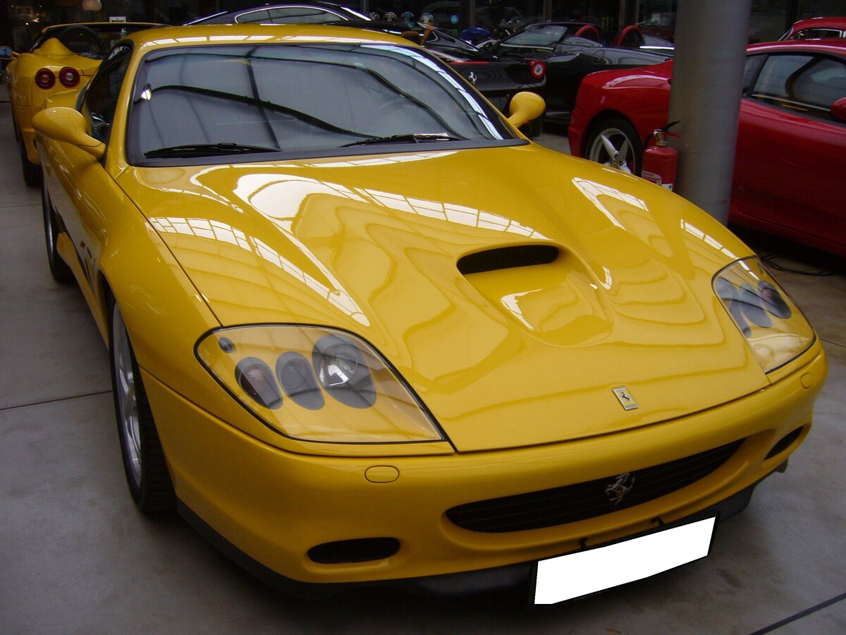 Ferrari 575M. Das M in der Typenbezeichnung steht für den Produktionsort Maranello. Produziert wurde dieser Sportwagen in den Jahren von 2002 bis 2006. Dieses Coupe wird von einem V12-Motor mit einem Hubraum von 5748 cm³ angetrieben. Dieser  Zwölfender  leistet 515 PS und verhilft dem Wagen zu einer Höchstgeschwindigkeit von 325 km/h., das M steht für den Produktionsort Maranello. Produziert wurde dieser Sportwagen in den Jahren von 2002 bis 2006. Dieses Coupe wird von einem V12-Motor mit einem Hubraum von 5748 cm³ angetrieben. Dieser  Zwölfender  leistet 515 PS und verhilft dem Wagen zu einer Höchstgeschwindigkeit von 325 km/h. Classic Remise Düsseldorf am 15.10.2022.